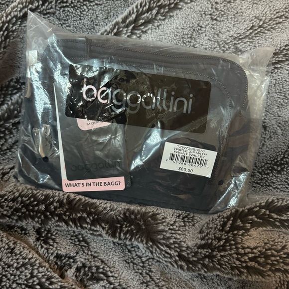 Baggallini Dark Blue Messenger Bag - Picture 12 of 13